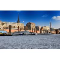 1701 Blick in den Hamburger Binnenhafen im Winter - eisbedecktes Hafenwasser. | Binnenhafen - historisches Hafenbecken in der Hamburger Altstadt.